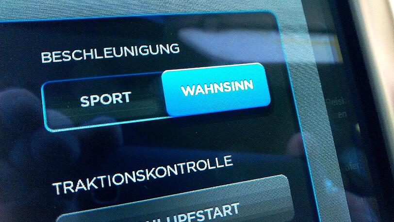 Klare Ansage: Wer „Wahnsinn“ wählt, bekommt Fahrleistungen wie in Supersportwagen. Klare Ansage: Wer „Wahnsinn“ wählt, bekommt Fahrleistungen wie in Supersportwagen.