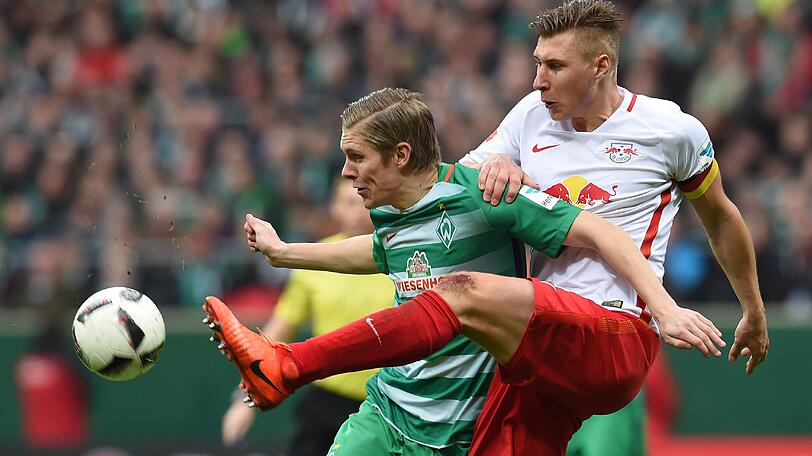 Bremens Max Kruse (r) kämpft gegen Leipzigs Willi Orban um den Ball.
