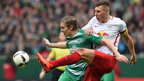 Bremens Max Kruse (r) kämpft gegen Leipzigs Willi Orban um den Ball.