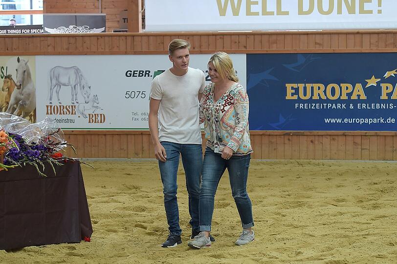Mick Schumacher mit Corinna Schumacher feiern den Sieg von Gina beim Westernreiten