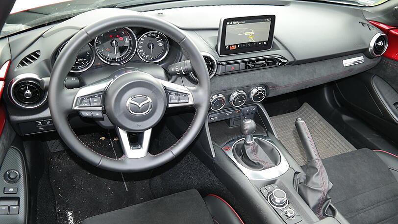 Tiefe Sitzposition, modernes Cockpit und solide Verarbeitung: der Innenraum des MX-5 RF.