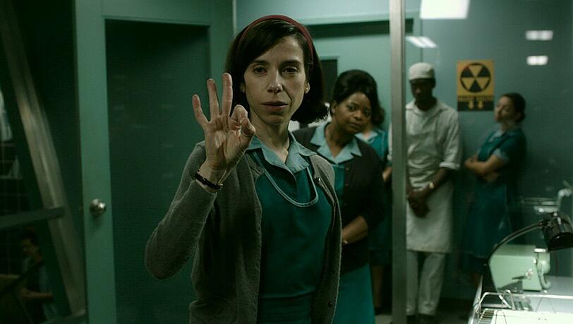 Die stumme Putzfrau Elisa (Sally Hawkins) nimmt Kontakt zu dem mysteriösen Wasserwesen auf.