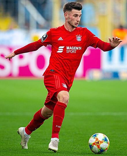 Leon Dajaku (18) ist gut in die neue Saison gestartet. Der Angreifer kam im Sommer für 1,5 Millionen Euro vom VfB Stuttgart, wo er in der vergangenen Saison bereits zwei Kurzeinsätze in der Bundesliga verbuchen konnte. Bei den Bayern-Amateure gehört der 18-Jährige zu den absoluten Stammkräften und war in der laufenden Spielzeit an sechs Treffern beteiligt. Das Highlight lieferte der U19-Nationalspieler bei der Partie gegen Braunschweig, als er kurz vor Schluss mit einem Schuss von der Mittellinie für das 2:0 sorgte. Trainiert regelmäßig mit den Profis.