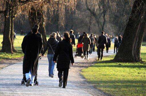 Von Neuhausen geht's mit den Öffentlichen zum Englischen Garten - dort ist der Spaziergang.