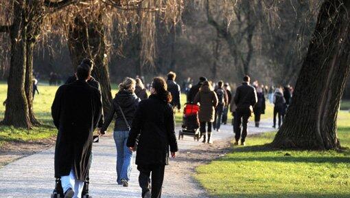 Von Neuhausen geht's mit den Öffentlichen zum Englischen Garten - dort ist der Spaziergang. Von Neuhausen geht's mit den Öffentlichen zum Englischen Garten - dort ist der Spaziergang.