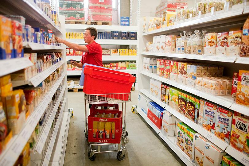 Regale auffüllen oder Bestellungen von Kunden zusammenstellen: Jobs im Lebensmitteleinzelhandel sind vielfältig.