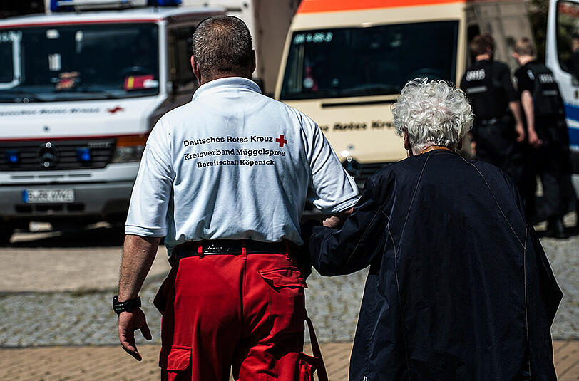 Die Seniorin musste mit schwersten Verletzungen ins Krankenhaus gebracht werden. (Archivbild)