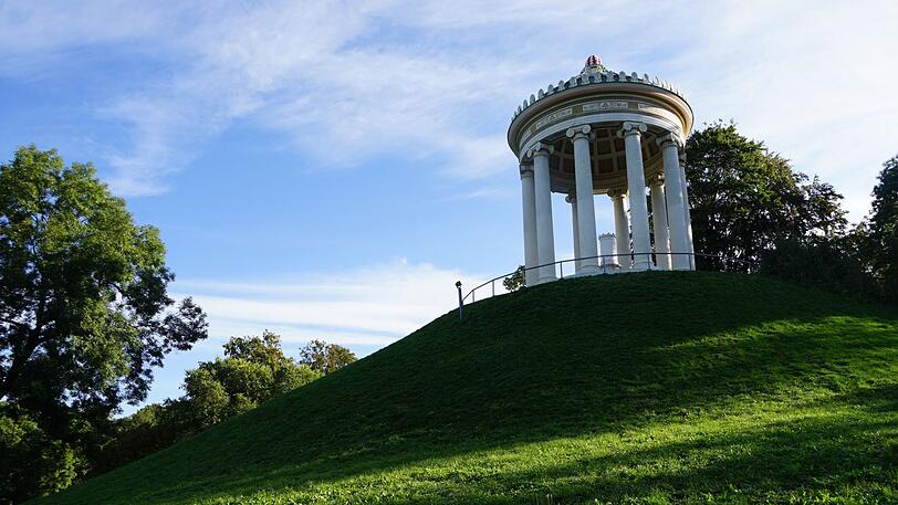 Schwerwiegender Vorwurf: Münchner Polizisten sollen angeblich drei Männern wegen ihrer schwarzen Hautfarbe den Zugang zum Englischen Garten verwehrt haben. (Symbolbild)