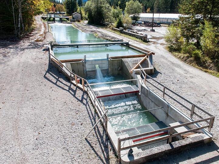 Eine Versuchsanlage eines Schachtkraftwerks auf dem Gelände der Versuchsanstalt für Wasserbau und Wasserwirtschaft. Foto: Uli Benz/TU München