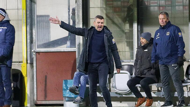 Löwen-Trainer Michael Köllner beim Pokalspiel an der Seitenlinie.