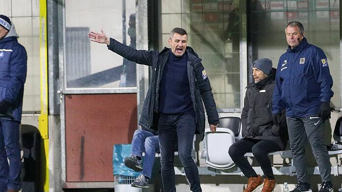 Löwen-Trainer Michael Köllner beim Pokalspiel an der Seitenlinie.