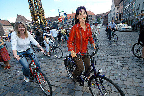 Das ist bisher noch illegal: Fahrrad fahren auf dem Hauptmarkt ist verboten, obwohl immer mehr Nürnberger aufs Rad steigen.