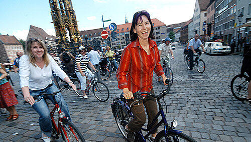 Das ist bisher noch illegal: Fahrrad fahren auf dem Hauptmarkt ist verboten, obwohl immer mehr Nürnberger aufs Rad steigen. Das ist bisher noch illegal: Fahrrad fahren auf dem Hauptmarkt ist verboten, obwohl immer mehr Nürnberger aufs Rad steigen.