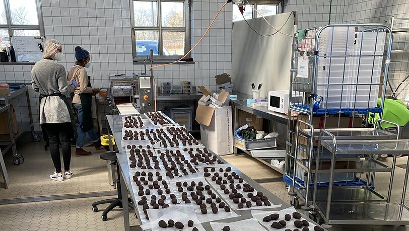 An langen Tischen werden die Pralinen vorbereitet. An langen Tischen werden die Pralinen vorbereitet.