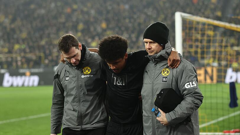 Dortmunds Karim Adeyemi (M) wird vom Platz geführt.