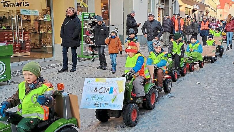Rund 100 Kinder fahren bei einer Demonstration auf ihren Tretschleppern durch Bad Neustadt. Begleitet wurden sie dabei von ihren Eltern und auch der Polizei. Rund 100 Kinder fahren bei einer Demonstration auf ihren Tretschleppern durch Bad Neustadt. Begleitet wurden sie dabei von ihren Eltern und auch der Polizei.