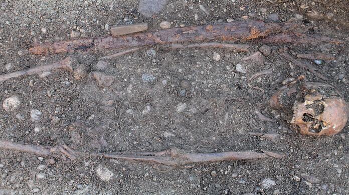 Das Skelett eines Kriegers, der vor über 1500 Jahren beerdigt wurde. Neben ihm liegt sein Langschwert.