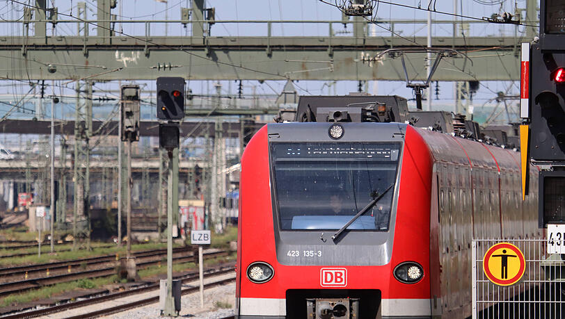Blick von der Hackerbrücke auf eine Münchner S-Bahn. Den handgreiflichen 29-Jährigen übernahm die Polizei am Bahnhof in Pasing.