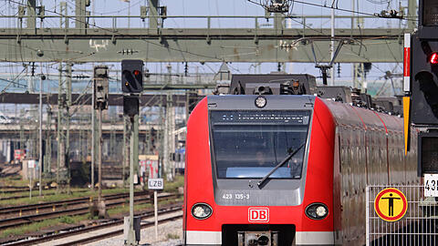 Zwei 15-Jährige und ein 13-Jähriger sind festgenommen worden, unter anderem wegen S-Bahn-Surfens. (Archivbild)