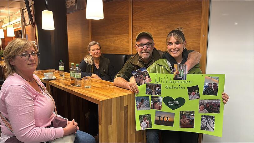 Warten auf Tochter und Schwester: Lara Gügel (r.) und ihr Vater Stefan mit ihrem selbst gebastelten Plakat am Münchner Flughafen. Warten auf Tochter und Schwester: Lara Gügel (r.) und ihr Vater Stefan mit ihrem selbst gebastelten Plakat am Münchner Flughafen.