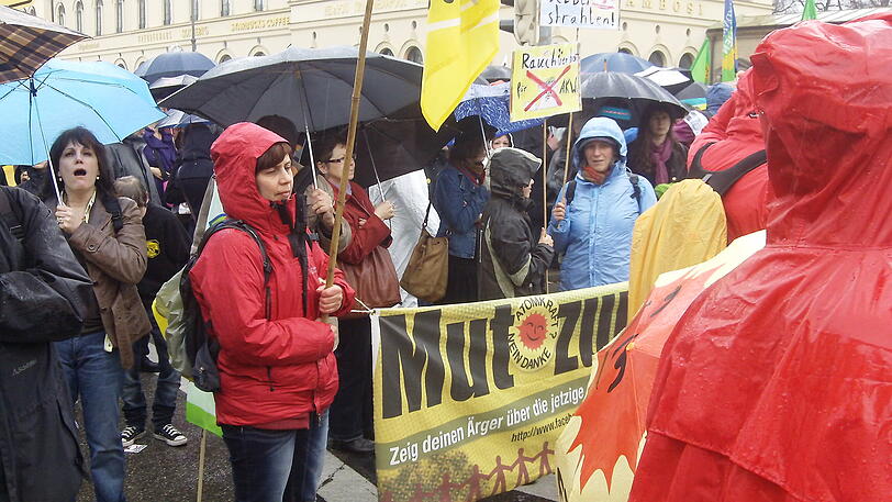 Trotz strömenden Regens haben am Samstagnachmittag rund 30.000 Menschen an einer Kundgebung
gegen Atomenergie auf dem Münchner Odeonsplatz teilgenommen. Sehen Sie hier die besten Bilder der Aktion.
