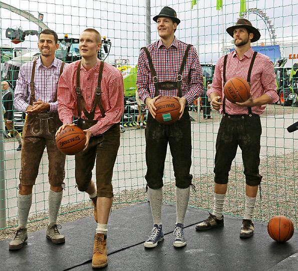 Aleksandar Nadfeji, Jared Homan, Robin Benzing und Jan Jagla auf dem Landwirtschaftsfest.