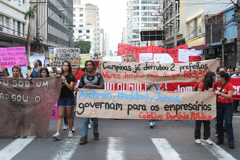 Knapp ein Jahr vor der Fußball-WM in Brasilien erlebt das Land einen ungeahnten Sturm des Protestes.