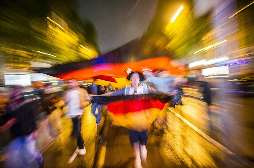 Trubel auf der Leopold: Fußballfans feiern in der Nacht zu Mittwoch den Einzug der DFB-Elf ins WM-Finale.