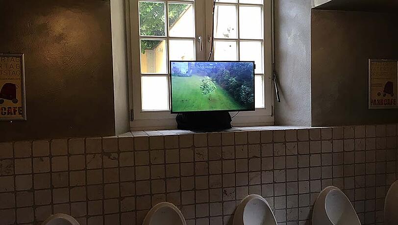 Sogar wenn’s pressiert, versäumt man EM-technisch auf der Toilette im Parkcafe rein nichts. Sogar wenn’s pressiert, versäumt man EM-technisch auf der Toilette im Parkcafe rein nichts.