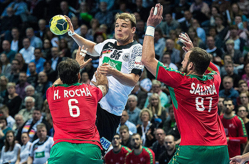 Sieg für Paul Drux (m.) und seine deutsche Mannschaft: Gegen Portugal gab es einen 35:24-Erfolg für die "Bad Boys" vom DHB.