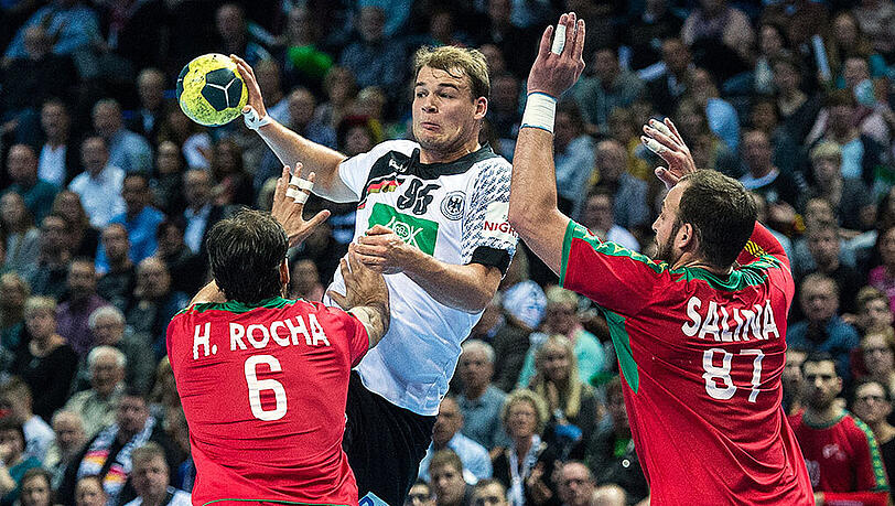 Sieg für Paul Drux (m.) und seine deutsche Mannschaft: Gegen Portugal gab es einen 35:24-Erfolg für die "Bad Boys" vom DHB. Sieg für Paul Drux (m.) und seine deutsche Mannschaft: Gegen Portugal gab es einen 35:24-Erfolg für die "Bad Boys" vom DHB.
