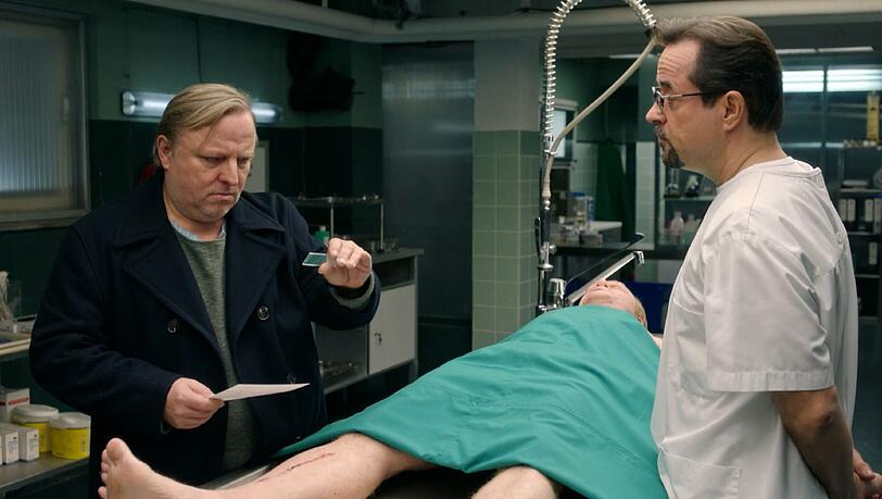 Guido Cantz (mi.) legt Tatort-Kommissare Axel Prahl (li.) und Jan Josef Liefers (re.) rein Guido Cantz (mi.) legt Tatort-Kommissare Axel Prahl (li.) und Jan Josef Liefers (re.) rein