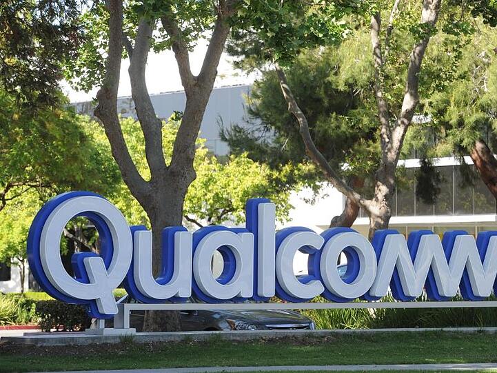Das Logo von Qualcomm ist vor einem Gebäude des Chipkonzerns zu sehen. Foto: Andrej Sokolow/Archiv