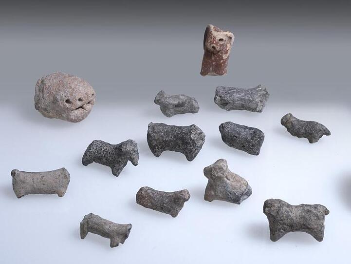 Bei den Ausgrabungen wurde auch zahlreiche Figuren-Fragmente entdeckt.