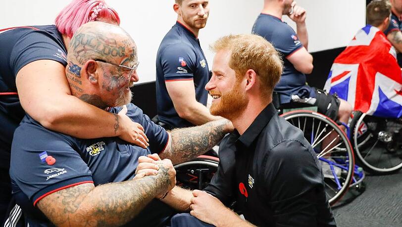 Prinz Harry mit einem Teilnehmer bei den Invictus Games 2018 in Sydney.