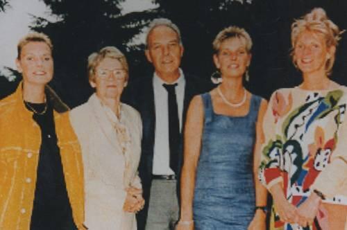 Die Familie Langendonk kurz vor dem Mord: Tochter Ellen, Truus und Harry, sowie Karin und Monique.