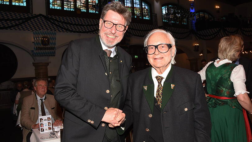 Georg Schneider (l.) mit Werner Brombach im Jahr 2023 im L&ouml;wenbr&auml;ukeller in M&uuml;nchen.