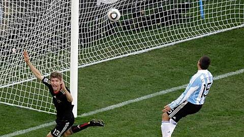 Drin! Thomas Müller trifft zum 1:0 gegen Argentinien