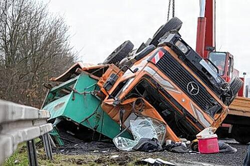 Der Teer-Laster begrub einen VW Golf unter sich. Drei der vier Insassen starben.
