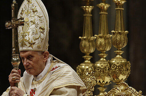 Der Papst hat im Petersdom in Rom die Mitternachtsmesse geleitet
