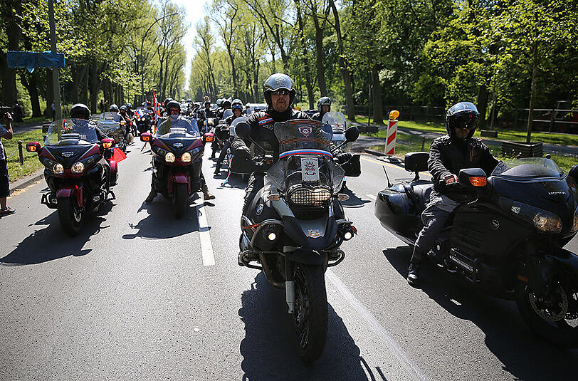 Die "Nachtwölfe"-Rocker aus Moskau sind in Berlin angekommen und versammelten sich am Sowjetischen Ehrenmal im Treptower Park. Die Tour nach Deutschland ist umstritten, die Polizei hat ein genaues Auge auf die Motorrad-Gang - die Bilder.