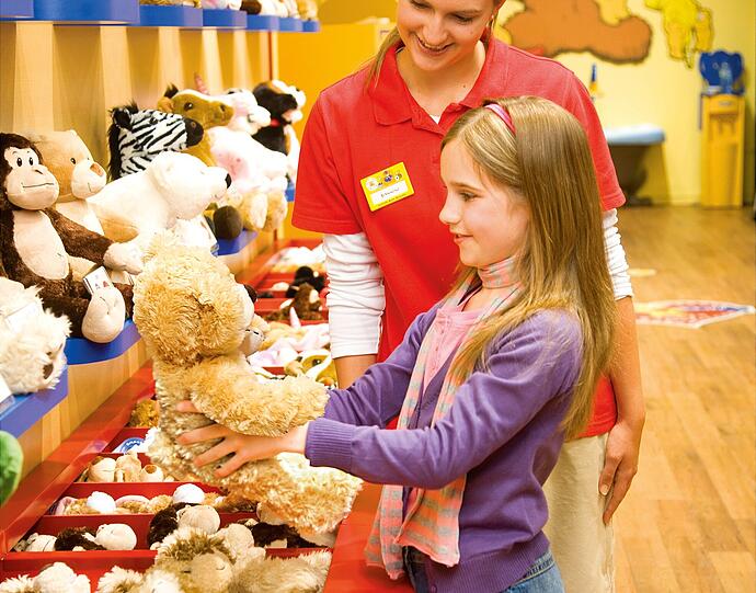 50 Kinder können sich im Build-A-Bear-Shop selbst einen Kuschelfreund basteln.