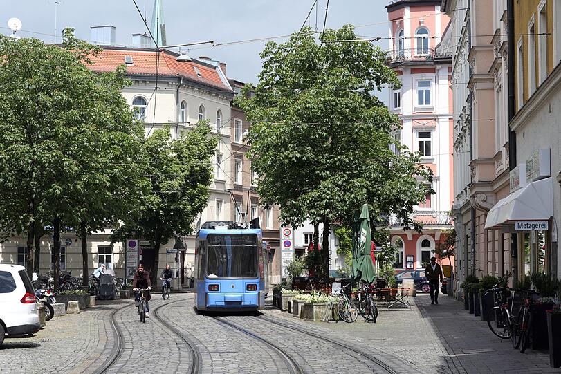 Postkarten-Motiv am Genoveva-Schauer-Platz mit Tram und viel Grün.