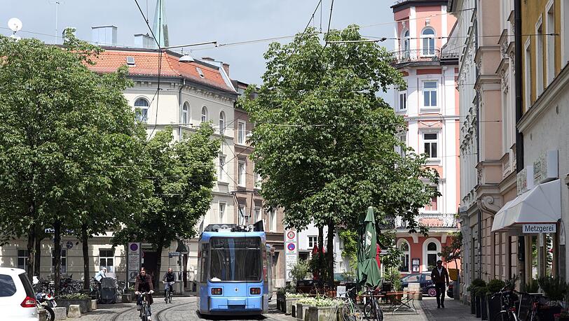 Postkarten-Motiv am Genoveva-Schauer-Platz mit Tram und viel Grün. Postkarten-Motiv am Genoveva-Schauer-Platz mit Tram und viel Grün.