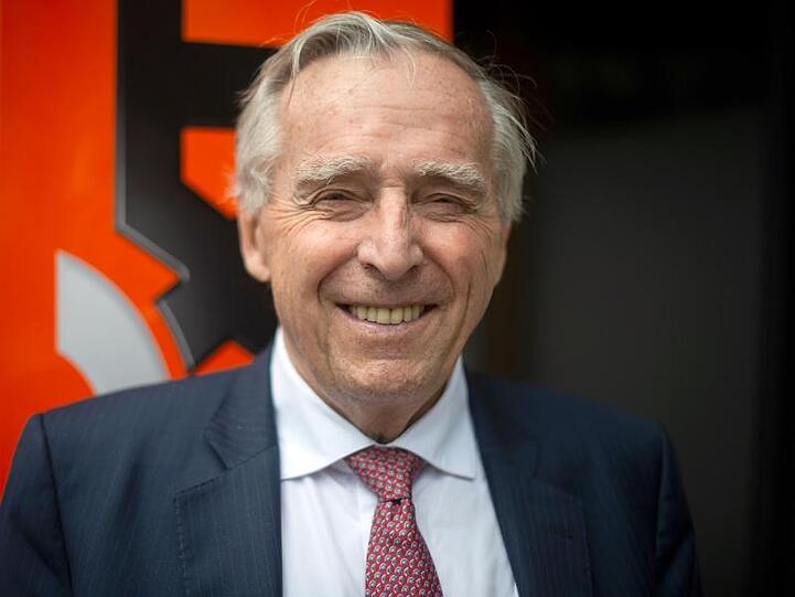 Erich Sixt, Vorstandschef von Sixt, lächelt in die Kamera. Foto: Sina Schuldt/Archiv