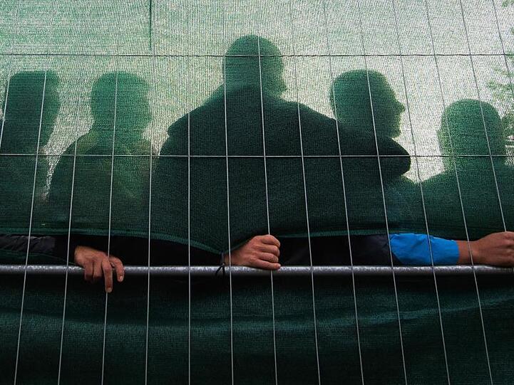 Flüchtlinge in einer Flüchtlingsunterkunft in Hamburg. Die deutsche Justiz soll in den vergangenen Jahren Tausende Hinweise auf mögliche Kriegsverbrecher unter den Asylsuchenden unbearbeitet gelassen haben.