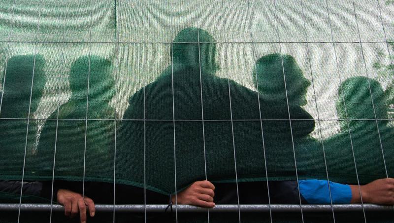 Flüchtlinge in einer Flüchtlingsunterkunft in Hamburg. Die deutsche Justiz soll in den vergangenen Jahren Tausende Hinweise auf mögliche Kriegsverbrecher unter den Asylsuchenden unbearbeitet gelassen haben. Flüchtlinge in einer Flüchtlingsunterkunft in Hamburg. Die deutsche Justiz soll in den vergangenen Jahren Tausende Hinweise auf mögliche Kriegsverbrecher unter den Asylsuchenden unbearbeitet gelassen haben.