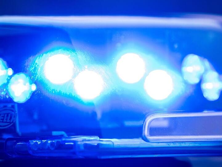 Ein Blaulicht leuchtet an einer Polizeistreife. Foto: Lino Mirgeler/dpa/Archivbild