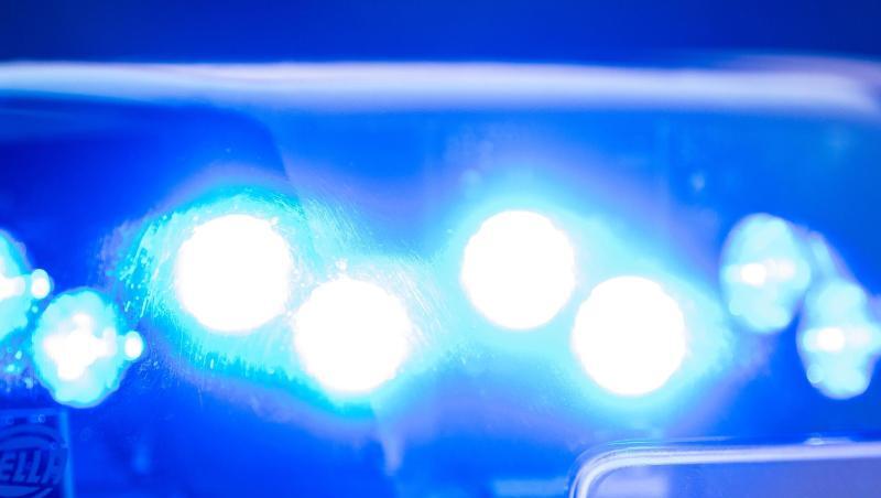 Ein Blaulicht leuchtet an einer Polizeistreife. Foto: Lino Mirgeler/dpa/Archivbild Ein Blaulicht leuchtet an einer Polizeistreife. Foto: Lino Mirgeler/dpa/Archivbild