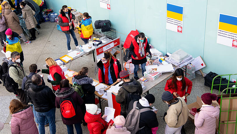 Täglich kommen derzeit geschätzt 1.200 Geflüchtete aus der Ukraine am Münchner Hauptbahnhof an, wo sie von der Caritas und anderen Helfern empfangen werden.